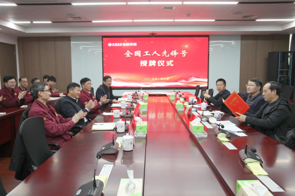 省機(jī)冶石化工會(huì)主任張旭海來(lái)淮鋼開展新春送溫暖活動(dòng)